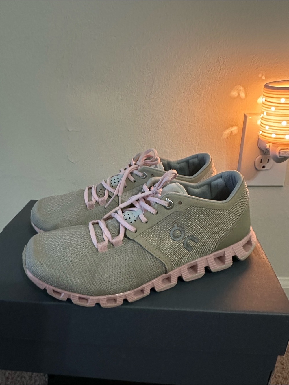 On Cloud X Women's Athletic Shoe - Sand Rose. Size 7